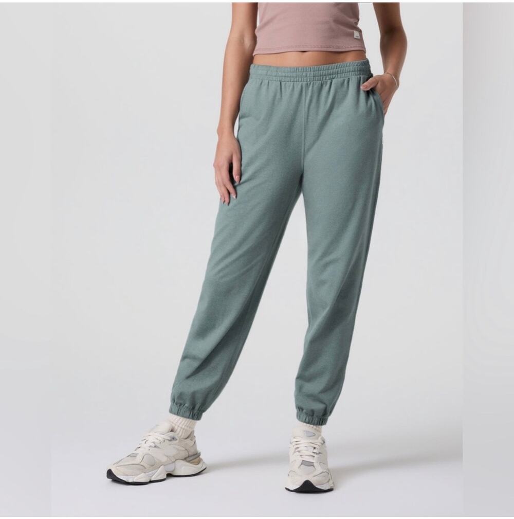 Vuori Boyfriend Sweatpants Womens Small Green Jogger DreamKnit Travel Gym Lounge